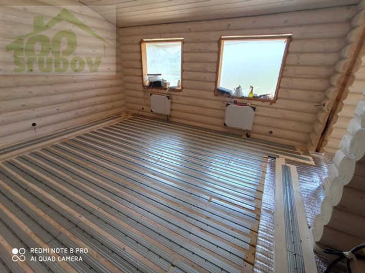 В одноэтажном доме из бревна срубов просторно