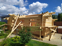 В одноэтажном доме из бревна срубов просторно | Фундамент ростверк или сваи