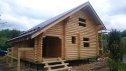 Срубы из бревен: загородные дома с мансардой по проекту 122 под усадку и под ключ