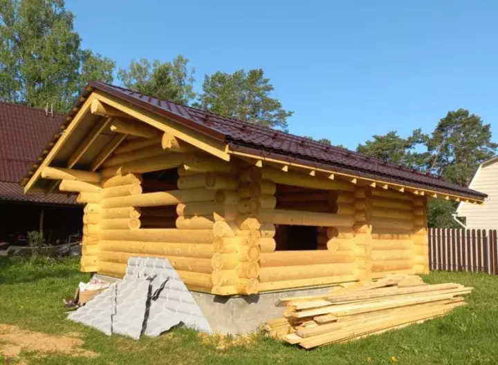 Баня #1352 в бревне 300 в июне 2023 под металлочерепицу