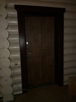 Установка металлической входной двери сруба