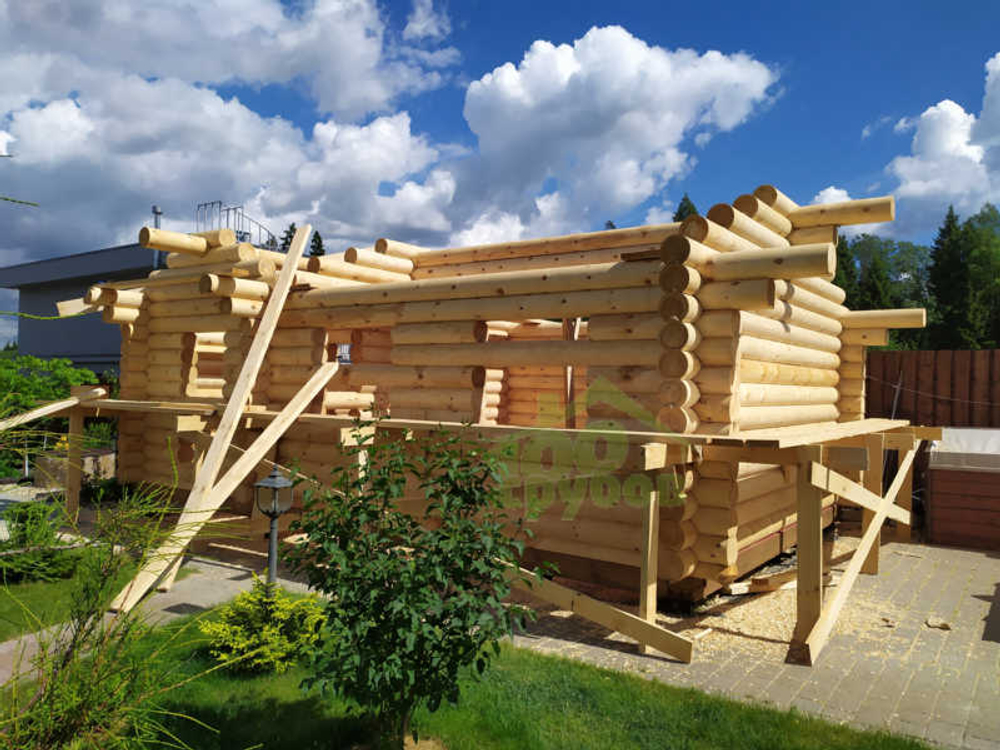 В одноэтажном доме из бревна срубов просторно | Фундамент ростверк или сваи