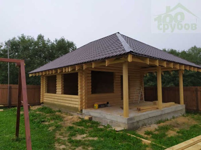 Небольшие зимние беседки с террасой под барбекю