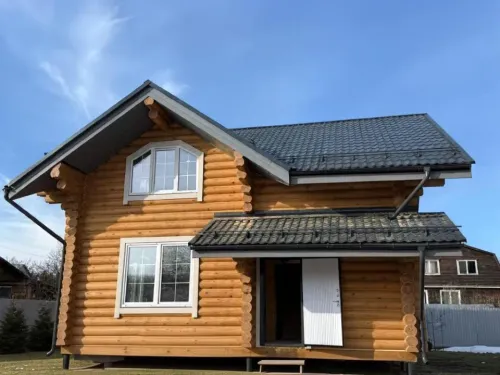 Жилые дома с мансардой из бревна срубов в марте 2026