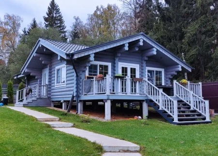 Сруб одноэтажного дома с террасой