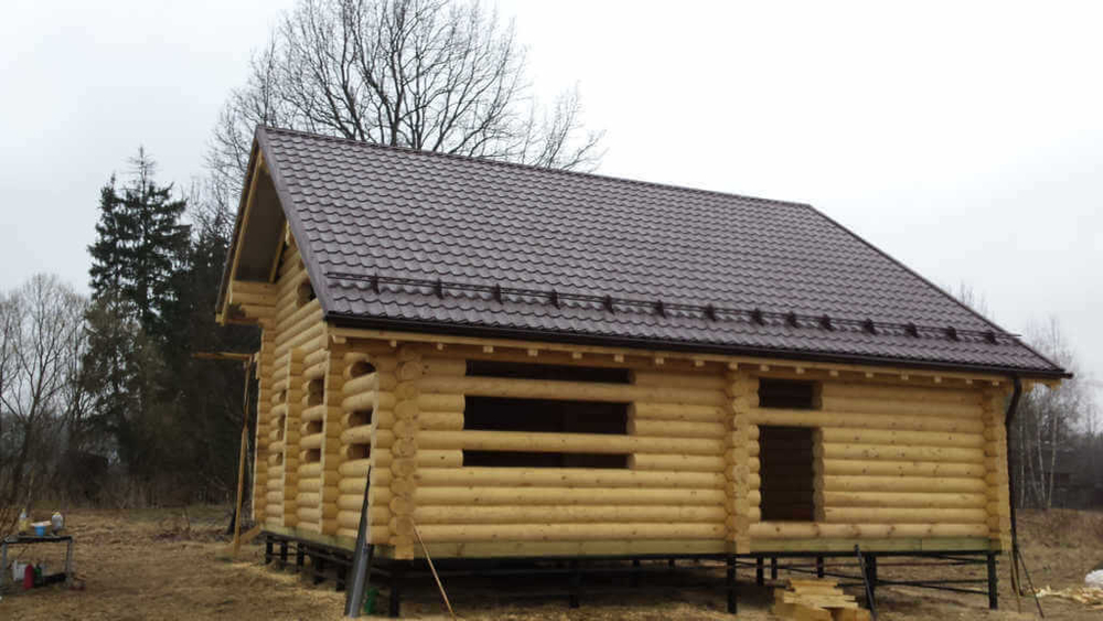 Фото сруба под металлочерепицу