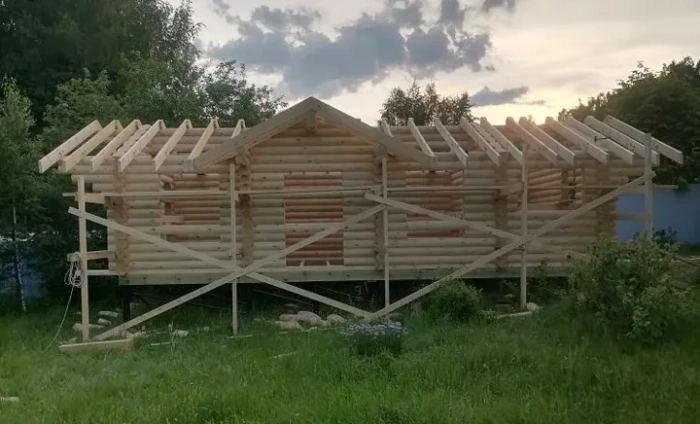 В одноэтажном доме из бревна срубов просторно