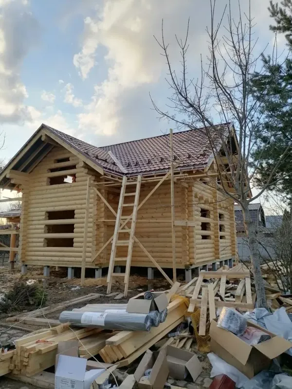 Строительство срубов из бревна в Москве и области размерами 10x12 с мансардой по проекту 911