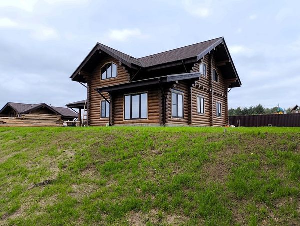 Строим дом с двумя ризалитами из бревна