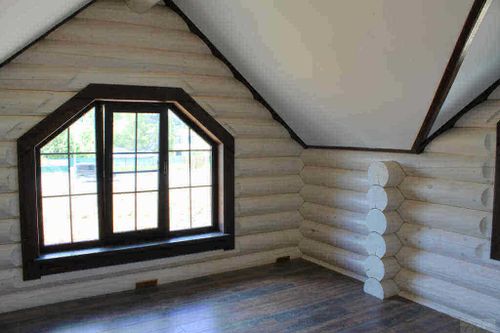 Отделка проемов сруба наличниками ручной работы