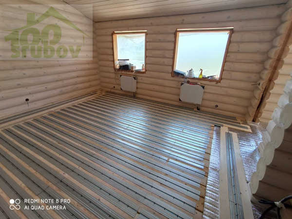 В одноэтажном доме из бревна срубов просторно | Фундамент ростверк или сваи