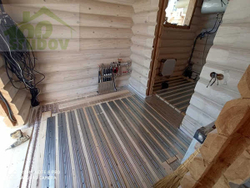 В одноэтажном доме из бревна срубов просторно | Фундамент ростверк или сваи