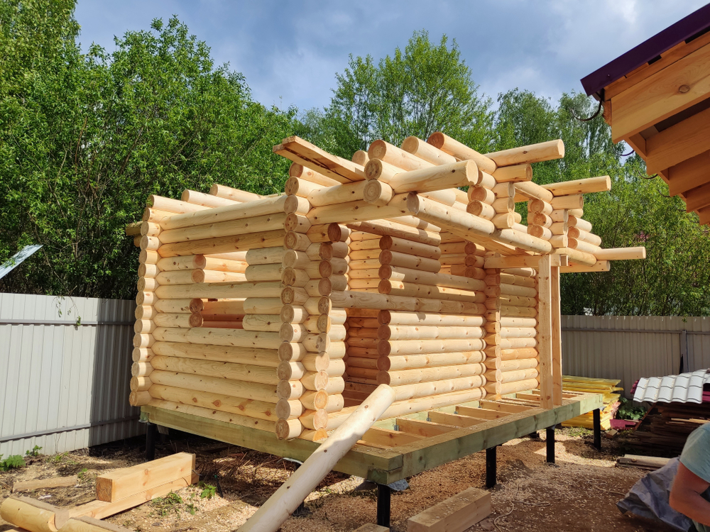 Бытовка-мастерская из бревна с дровником #1253